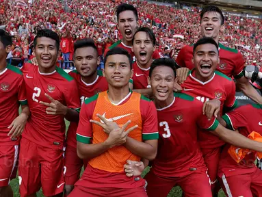 Para pemain timnas Indonesia merayakan kemenangan atas Kamboja di Stadion Shah Alam, Selangor, Kamis, (24/8/2017). Indonesia menang 2-0 atas Kamboja. (Bola.com/Vitalis Yogi Trisna)