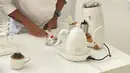 Terlihat keseriusan putra bungsu Yuni Shara itu saat sedang meracik kopi menggunakan alat-alat cafe. (FOTO: instagram.com/cello_shn)