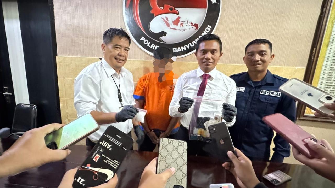 Tersangka AR oknum perangkat desa di Banyuwangi yang menjadi pengedar Sabu- sabu (Istimewa)
