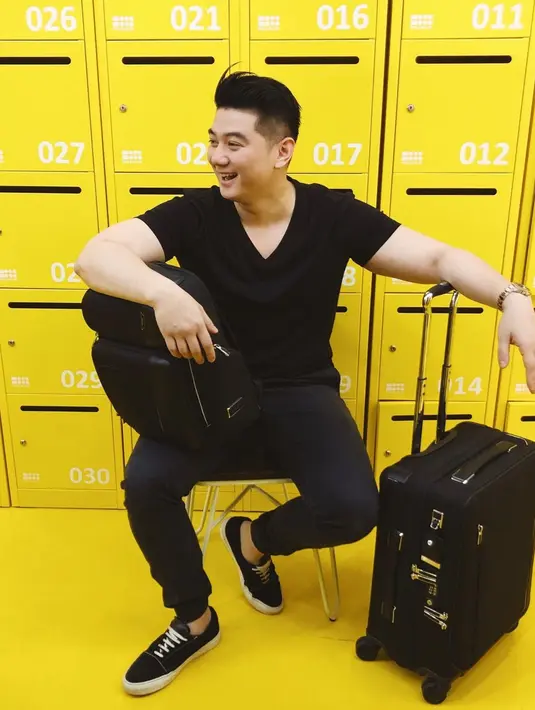 Menggunakan busana serba hitam dari kaus hingga sepatu bahkan tas, gaya Arnold Poernomo ini juga bisa dijadikan inspirasi. Pasalnya, busana serba hitam selalu terlihat stylish. (Liputan6.com/IG/@arnoldpo)