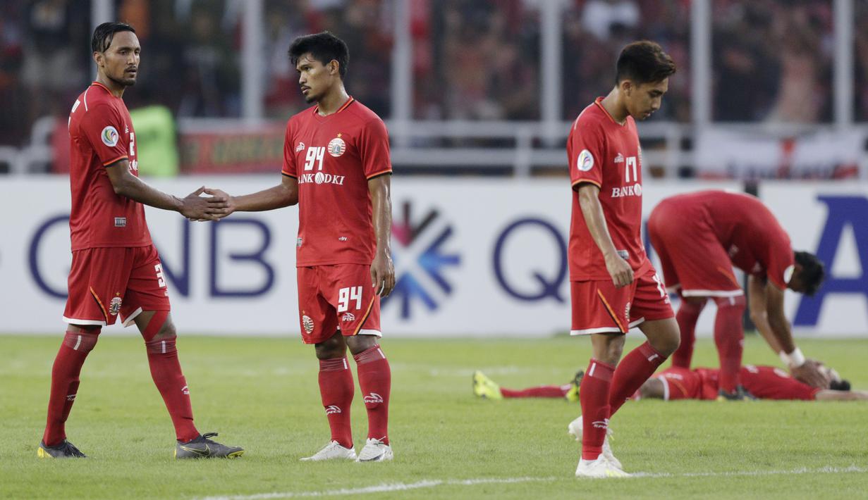 Pemain Persija Jakarta tampak kecewa usai dikalahkan Ceres-Negros pada laga Piala AFC 2019 di SUGBK, Jakarta, Selasa (23/4). Persija takluk 2-3 dari Ceres-Negros. (Bola.com/M Iqbal Ichsan)
