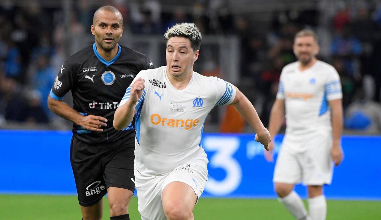 Nasri tampil dengan badan yang 'mekar' dan perut buncit, yang semakin terlihat jelas karena memakai seragam berwarna terang. Padahal Nasri baru gantung sepatu pada September silam atau baru sekitar sebulan. (AFP/Nicolas Tucat)