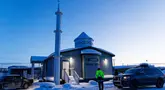 Bulan sabit terlihat di atas Masjid Midnight Sun, Inuvik, Kanada, saat waktu berbuka puasa Ramadan pada 2 Maret 2025. (Cole BURSTON/AFP)