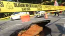 Kondisi ruas jalan yang ditutup sebagian akibat amblas di Jalan Raya Lenteng Agung, Jakarta Selatan, Jumat (29/5/2026). (merdeka.com/Arie Basuki)