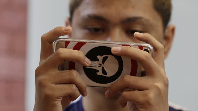 Tim e-Sports, WAW divisi PUBG, memberikan simulasi saat mengunjungi Kantor KLY. (Bola.com/M. Iqbal Ichsan)