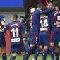 Para pemain Eibar merayakan gol yang dicetak Sergi Enrich ke gawang Real Madrid pada laga La Liga di Stadion Ipurua, Eibar, Sabtu (24/11). Eibar menang 3-0 atas Madrid. (AFP/Ander Gillenea)