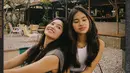Dalam unggahannya, bintang sinetron Buku Harian Seorang Istri dan Anak Band ini terlihat tengah nongkrong di warung kopi. Terlihat keduanya sangat menikmati suasana tenang di warung kopi tersebut. Bahkan ada netizen yang berkomentar melihat Ochi Rosdiana dii warung kopi populer di Jogja. (Liputan6.com/IG/@ochi24)