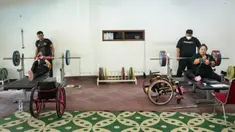 Foto yang diambil pada 31 Juli 2024 menunjukkan atlet para-angkat berat Indonesia, Ni Nengah Widiasih (kiri) sedang berlatih di pemusatan latihan tim nasional di Kusuma Sahid Prince Hotel di Surakarta, Jawa Tengah, menjelang Paralimpiade Paris 2024. (Yasuyoshi CHIBA/AFP)