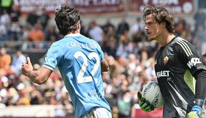 Mile Svilar (kanan) pada laga AS Roma kontra Lazio di ajang Liga Italia. (Isabella BONOTTO / AFP)