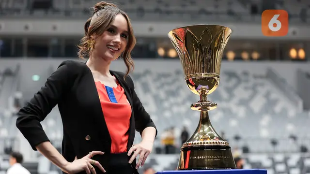 Foto: Melihat Lebih Detail Trofi Piala Dunia Basket 2023 Ditemani Cinta Laura