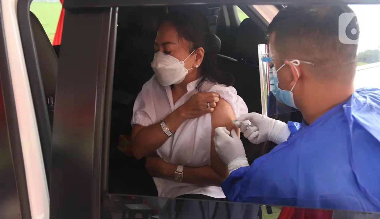 Petugas menyuntikan vaksin COVID-19 di pos pelayanan vaksinasi Covid-19 Drive Thru Halodoc Kedua di West One City, Cengkareng, Jakarta, Rabu (10/3/2021). Pos Layanan Vaksinasi Drive Thru kedua itu diharapkan dapat mempermudah masyarakat mengakses vaksin Covid-19. (Liputan6.com/Angga Yuniar)