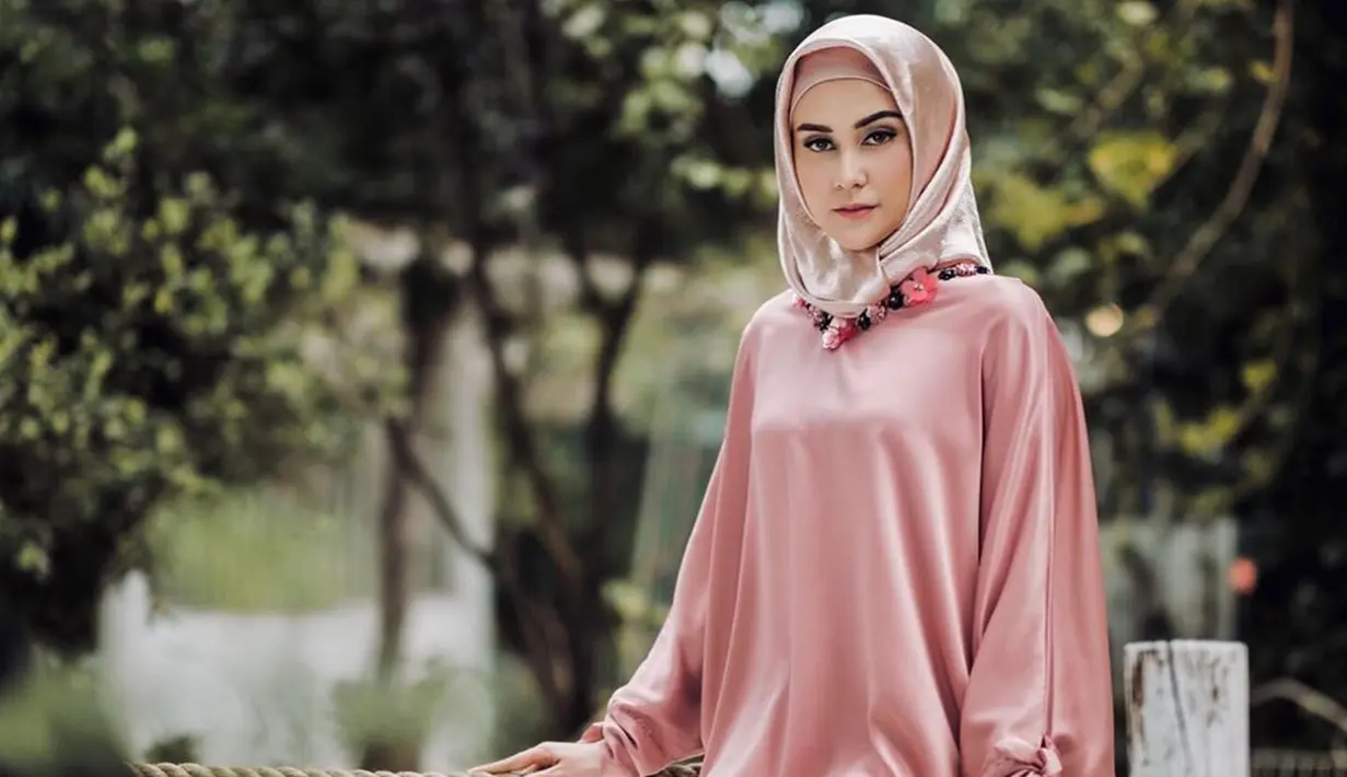 Meski dikenal kerap berpakaian terbuka, Vicy Melanie tetap cantik ketika mengenakan hijab dan pakaian muslim. Paras Vicy yang cantik menjadikannya sering tampil mengenakan berbagai brand busana. Tak hanya itu, ia juga hobi berolahraga serta handal memainkan piano. (Liputan6.com/IG/@vicymelanie)