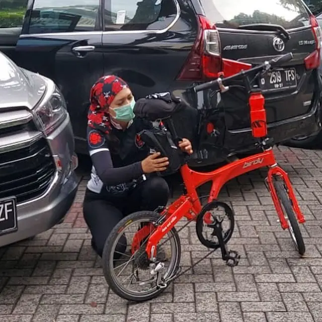 Bugar di Usia 52 Tahun, Ini 7 Potret Ira Wibowo saat Bersepeda