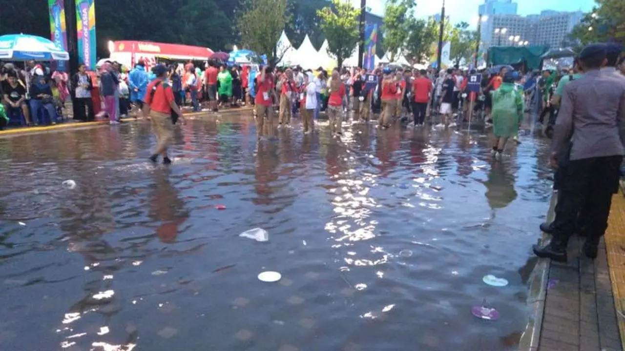 Hujan menyambut datangnya perayaan Closing Ceremony Asian Games 2018.(Tommy/Liputan6.com)