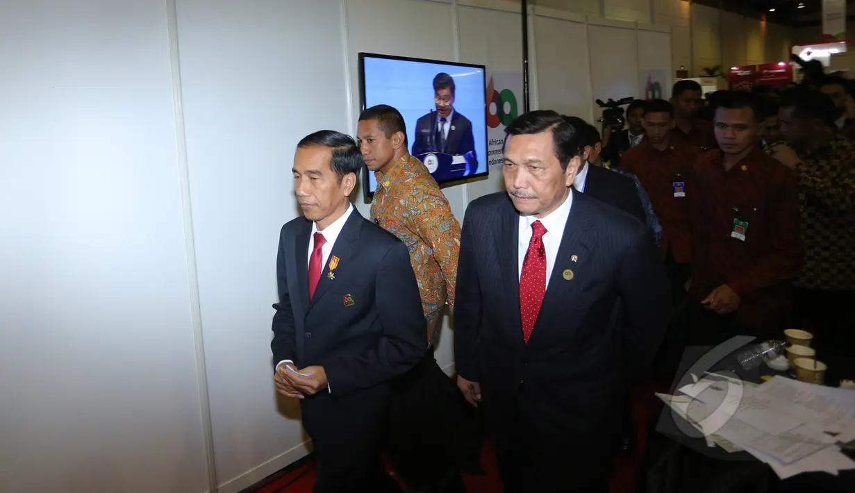 Presiden Joko Widodo (kiri) didampingi Ketua Panitia Luhut Pandjaitan (kanan) memantau ruang media center wartawan peliput Konferensi Asia Afrika di Jakarta Convention Center, Rabu (22/4/2015). (Liputan6.com/Herman Zakharia)