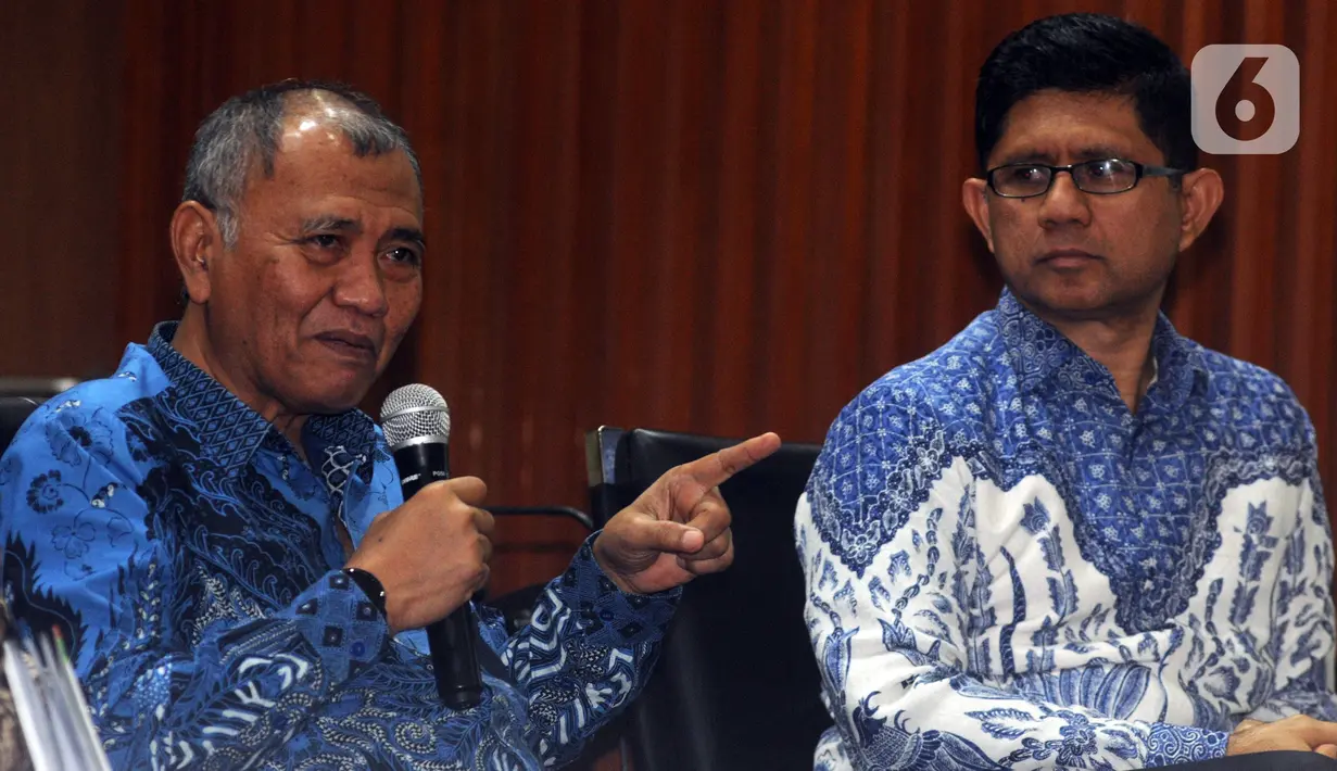 Ketua KPK Agus Rahardjo (kiri) bersama Wakil Ketua KPK Laode M Syarief saat menjadi pembicara diskusi di Gedung KPK, Jakarta, Kamis (19/12/2019). Diskusi membahas gagasan perubahan UU Tipikor berdasarkan hasil kajian dan draf usulan ke pemerintah. (merdeka.com/Dwi Narwoko)
