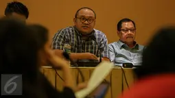 Sekertaris Forum DPD Partai Golkar Taufik Hidayat hadir saat konferensi pers di Jakarta, Minggu (8/11). Forum Silaturahmi DPD Golkar mendesak pelaksanaan Rapimnas Partai Golkar untuk penentuan pelaksanaan Munas Partai Golkar. (Liputan6.com/Faizal Fanani)