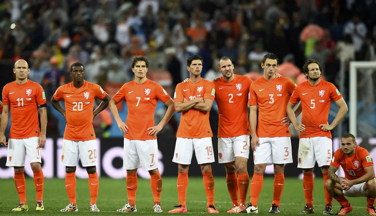 Ekspresi kekecewaan pemain Timnas Belanda usai dikalahkan Argentina lewat drama adu penalti 4-2 (0-0) di semifinal Piala Dunia 2014, di Stadion Corinthians, Sao Paolo, (10/7/2014). (REUTERS/Dylan Martinez)