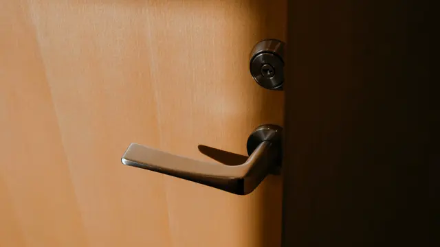 Perusahaan Rintisan Swiss Rancang Pegangan Pintu yang Bisa Disinfeksi Sendiri