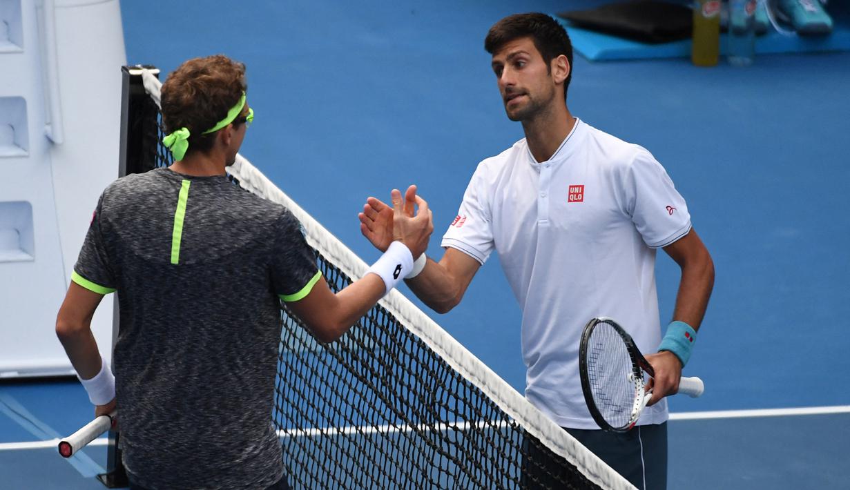 Novak Djokovic menjadi petenis tunggal putra terakhir berstatus juara bertahan yang tersingkir paling cepat dan gagal mempertahankan gelarnya. Setelah menjuarai Australia Open 2016, Novak Djokovic tersingkir pada babak kedua Australia Open 2017 dari petenis asal Uzbekistan, Denis Istomin. (AFP/Saeed Khan)