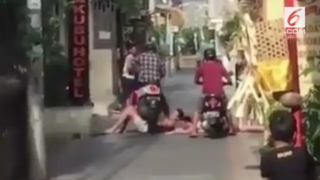 VIDEO: Bule Dilindas Pengendara Motor di Bali