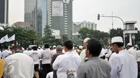 Demonstran bersiap menjalankan salat Jumat bersama di Bundaran Patung Kuda, Jakarta, Jumat (4/11). Sebagian massa demonstan gelar salat Jumat di area Bundaran Patung Kuda, Masjid Istiqlal dan Jalan Medan Merdeka. (Liputan6.com/Yoppy Renato)