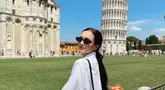 Italia menjadi salah satu negara yang cukup populer dikunjungi para selebriti Indonesia ketika menikmati momen liburan ke luar negeri. Banyak dari para artis ini mengunjungi tempat wisata ikonik seperti danau Como hingga menara Pisa. Dalam liburannya, Beby Tsabina abadikan momen dengan latar belakangan bangunan ikonik dunia tersebut. (Liputan6.com/IG/@bebytsabina)