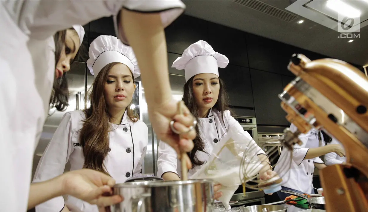 Suasana saat para anggota Girls Squad memasak bersama di Jakarta, Kamis (22/2). Para wanita cantik ini kompak mengenakan seragam chef berwarna putih lengkap dengan topi. (Liputan6.com/Faizal Fanani)