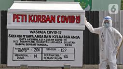 Seni instalasi yang menggambarkan tenaga medis memegang peti jenazah korban COVID-19 terlihat di Kemang 1, Jakarta Selatan, Minggu (16/8/2020). Seni instalasi itu dipajang guna memberi peringatan kepada warga untuk tetap waspada terhadap COVID-19. (Liputan6.com/Herman Zakharia)