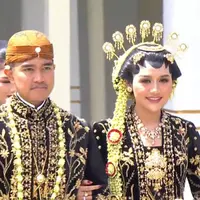 Usai pakai dodotan, Kaesang Pangarep dan Erina Gudono berganti pakaian dengan busana solo putri di acara tasyakuran. YouTube/Presiden Joko Widodo.