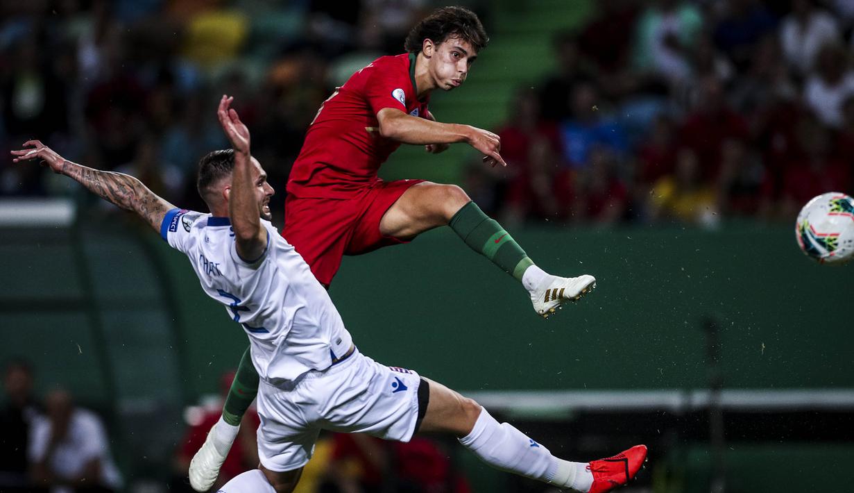 Gelandang Portugal, Joao Felix, melepaskan tendangan saat melawan Luksemburg pada laga Kualifikasi Piala Eropa 2020 di Stadion Jose Alvalade, Lisbon, Sabtu (11/10). Portugal menang 3-0 atas Luksemburg. (AFP/Carlos Costa)