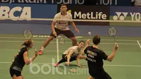 Ganda campuran Indonesia, Praveen Jordan/Debby Susanto, melawan pasangan Denmark, Mathias Christiansen/Sara Thygesen, di Indonesia Open 2017 di JCC, Selasa (13/6/2017). Pasangan Indonesia takluk  21-15, 19-21, 11-21. (Bola.com/M Iqbal Ichsan)