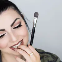 Warna lipstik ini akan membuat bibir hitam atau gelap kamu terlihat sempurna. (Foto: YouTube.com)