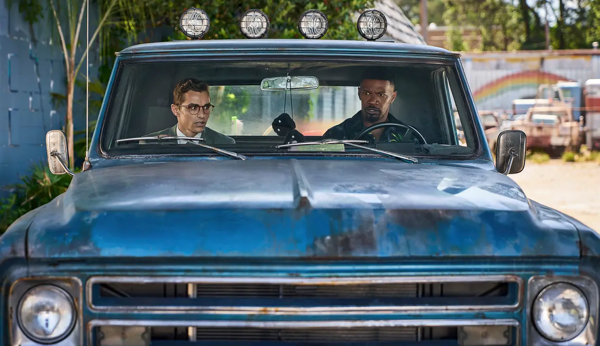 Gambar yang dirilis oleh Netflix ini menunjukkan Dave Franco (kiri) dan Jamie Foxx dalam sebuah adegan film Day Shift. Film ini merupakan garapan dari sutradara J. J. Perry. (Parrish Lewis/Netflix via AP)