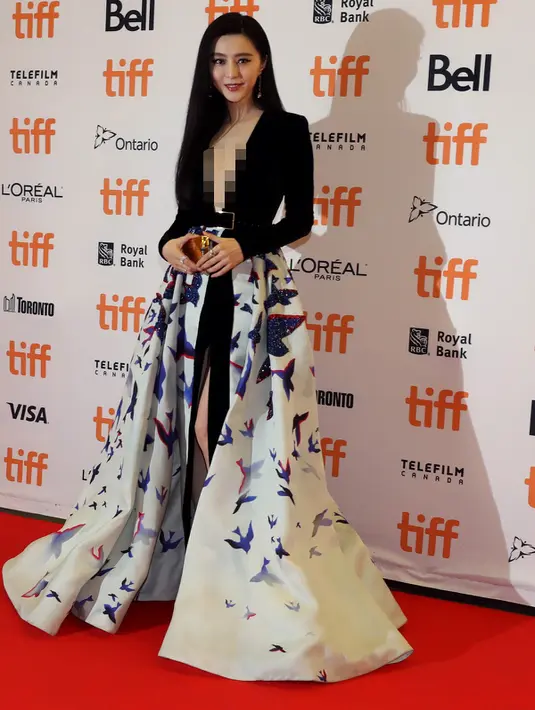 Senyum Fan Bingbing saat berpose di karpet merah menghadiri premier film "I Am Not Madame Bovary" selama Festival Film Internasional Toronto, Kanada, (8/9). (REUTERS/Fred Thornhill)