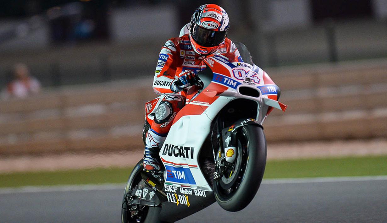 Pebalap Ducati Team, Andrea Doviziosoi, mengikuti latihan bebas hari ke-2 GP Qatar di Sirkuit Losail, Doha, Sabtu (19/3/2016) dini hari WIB. Pada sesi ini, pria Italia itu berada pada peringkat ke-5 dengan waktu 1 menit 55,721 detik. (EPA/STR)