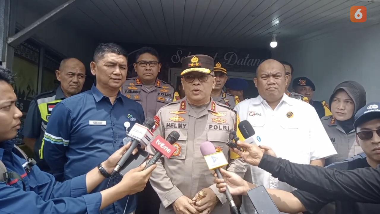 Kapolda Lampung, Irjen Pol Helmy Santika saat meninjau kesiapan petugas di Pelabuhan Bakauheni, Lampung Selatan.  Foto : (Liputan6.com/Ardi).