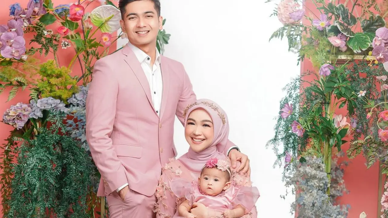7 Gaya Pemotretan Terbaru Keluarga Ria Ricis, Baby Moana Bikin Gemas