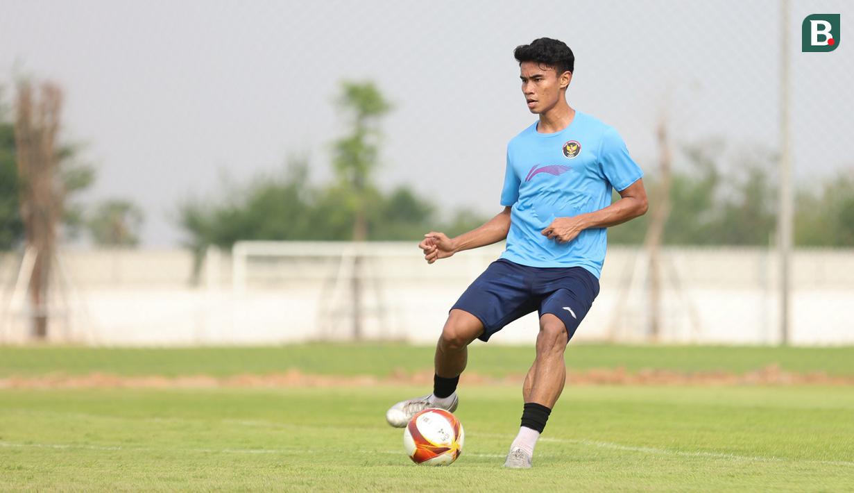 <p>Pemain Timnas Indonesia U-22, Muhammad Ferarri, saat sesi latihan di Visakha Training Center, Kamboja, Selasa (2/4/2023). Latihan tersebut merupakan persiapan jelang laga melawan Myanmar di SEA Games 2023. (Bola.com/Abdul Aziz)</p>