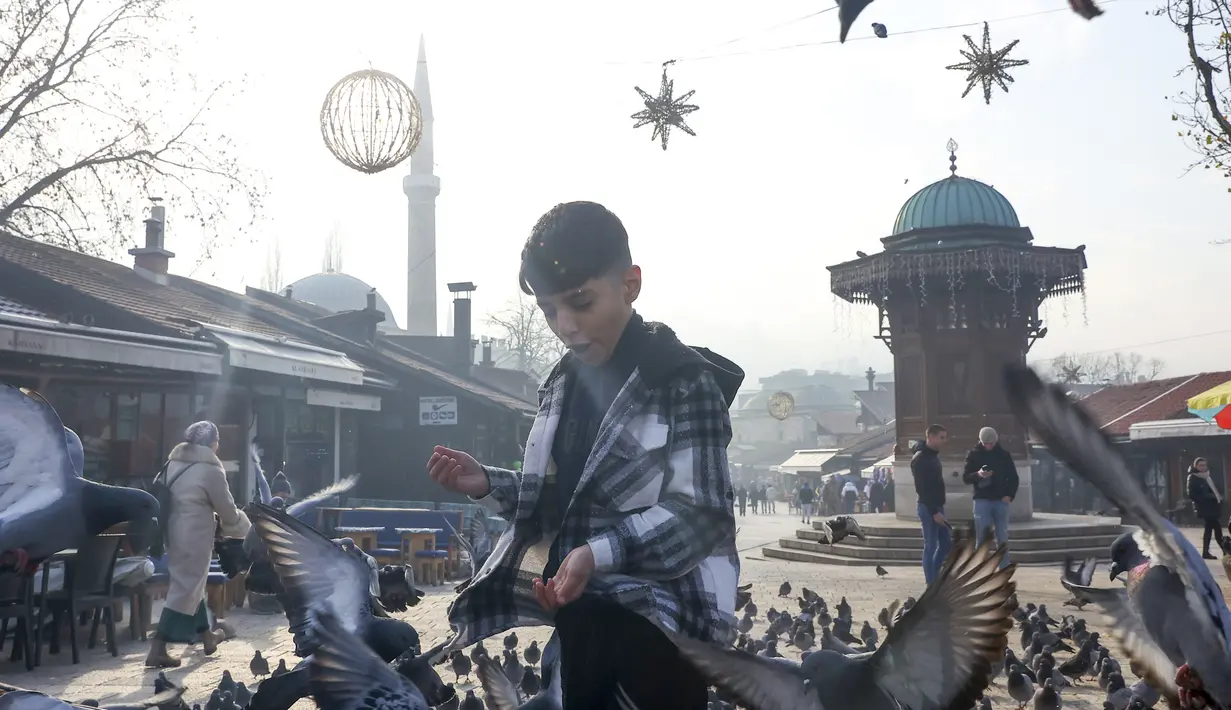 Tingkat polusi udara yang sangat tinggi di musim dingin secara historis merupakan masalah yang tampaknya sulit diselesaikan di Sarajevo, yang terletak di lembah yang dalam di pegunungan. (AP Photo/Armin Durgut)