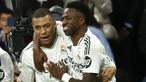 Pemain Real Madrid, Vinicius Junior (kanan) merayakan gol bersama Kylian Mbappe dalam laga lanjutan Liga Spanyol 2024/2025 melawan Girona di Santiago Bernabeu Stadium, Madrid, Minggu (23/02/2025) waktu setempat. (AFP/Pierre-Philippe Marcou)