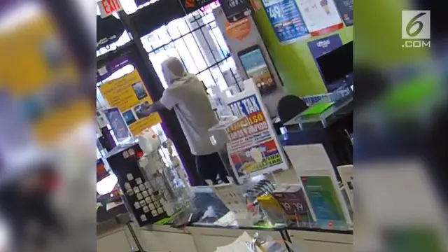Seorang pria coba mencuri di sebuah toko. Pemilik toko dan pengunjung berusaha tak panik, mereka malah mengunci sang pencuri dari luar toko.