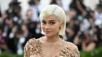 Meskipun sering bersama, namun saat menghadiri Met Gala 2017 pada 1 Mei 2017 lalu Kylie Jenner tampak seorang diri. Tidak terlihat Travis Scott hadir di acara itu bersama sang kekasih. (AFP/DIMITRIOS KAMBOURIS / GETTY IMAGES NORTH AMERICA)