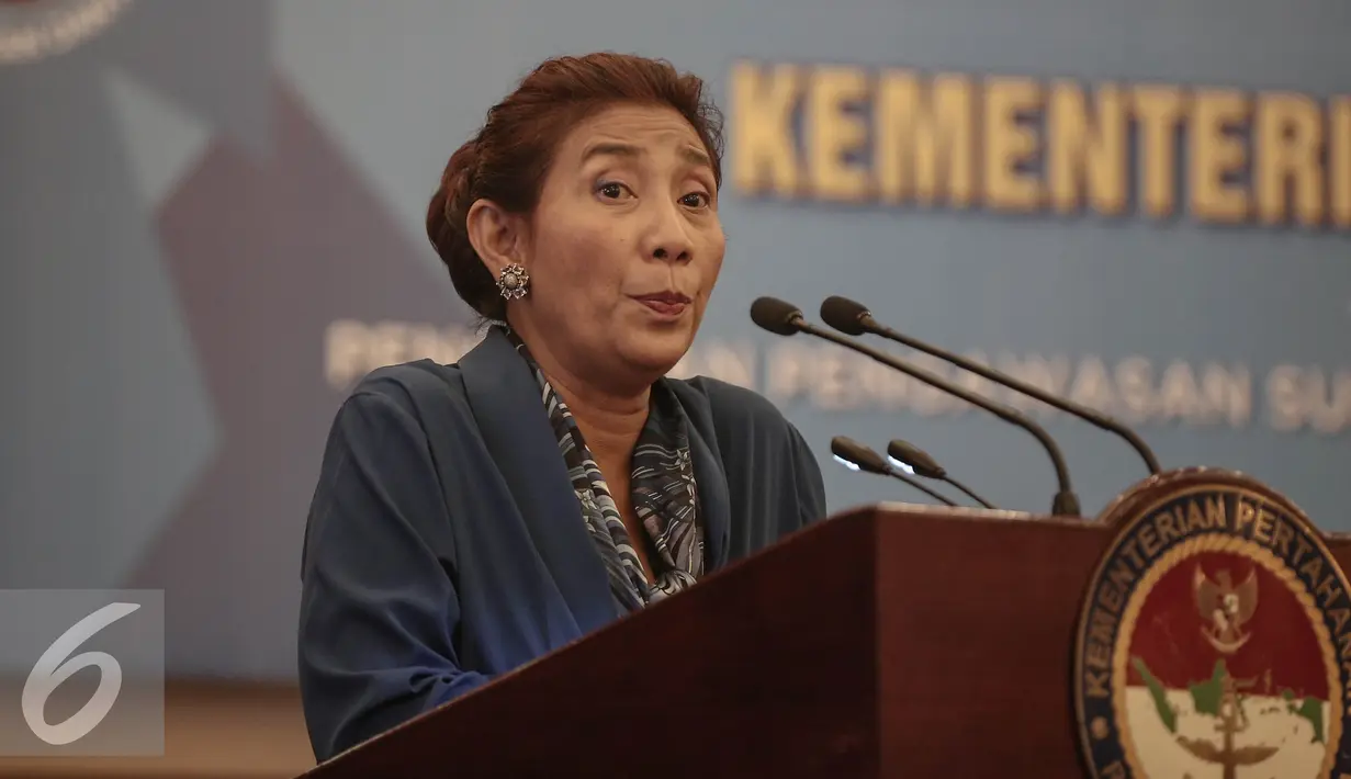 Menteri Susi Pudjiastuti memberikan paparan saat penandatanganan naskah kesepakatan bersama di Jakarta, Selasa (10/5). Penandatangan tersebut untuk peningkatan kerja sama untuk pemberantasan illegal fishing. (Liputan6.com/Faizal Fanani)