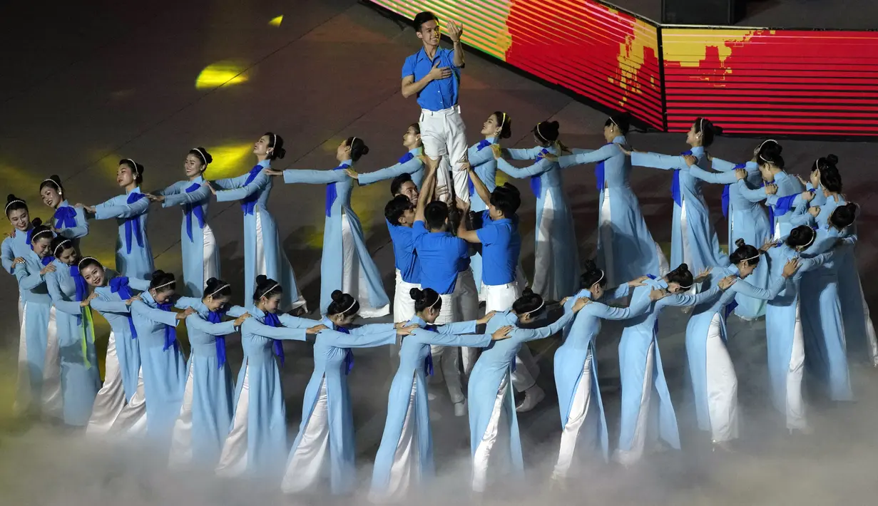 Seniman tampil saat upacara penutupan SEA Games 2021 di Hanoi, Vietnam, 23 Mei 2022. Kamboja akan menjadi tuan rumah SEA Games 2023 mendatang. (AP Photo/Achmad Ibrahim)