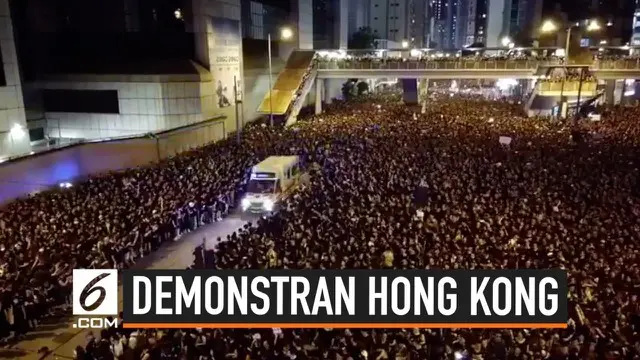 Ada kejadian unik ketika jalan Harcourt Road, Hong Kong, tertutup lautan manusia yang berunjuk rasa. Sebuah ambulans mencoba menerobos massa ketika diberi tahu ada yang jatuh pingsan. Seketika, massa 'membelah' jalanan agar ambulans bisa lewat.