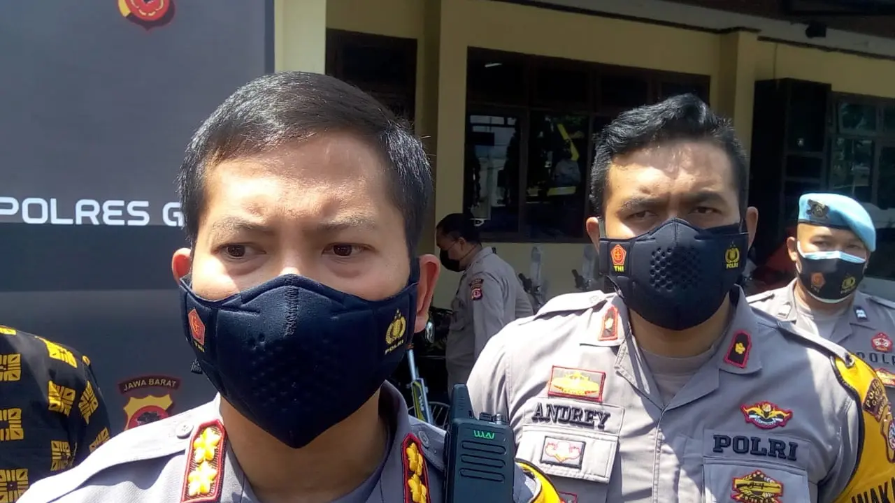 Kapolres Garut AKBP Wirdhanto Hadicaksono mengingatkan seluruh pemudik dalam kondisi yang prima dan beristirahat yang cukup selama masa mudik nasional 2022. (Liputan6.com/Jayadi Supriadin)