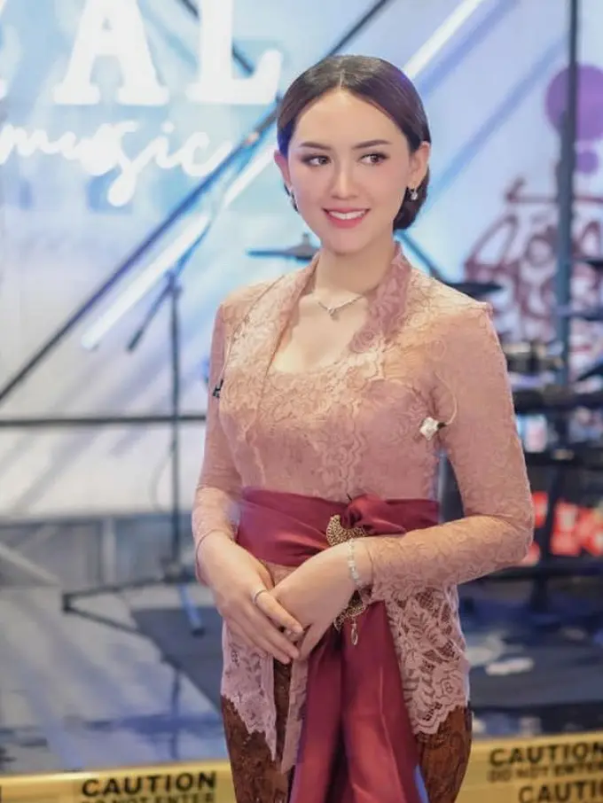 Gaya Ayu Happy Asmara Dibalut Kebaya Pink