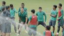 Pemain Timnas Indonesia saat latihan di Lapangan ABC, Senayan, Jakarta, Kamis (22/2/2018). Pemusatan latihan tahap kedua ini dilakukan untuk persiapan Asian Games 2018. (Bola.com/M Iqbal Ichsan