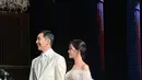 Sehari setelahnya, agensi baru yang menaungi Lee Seung Gi membagikan potret wedding pictorial mereka. Keduanya tampil begitu serasi dibalut busana pengantin yang berbeda. [Foto: twitter].
